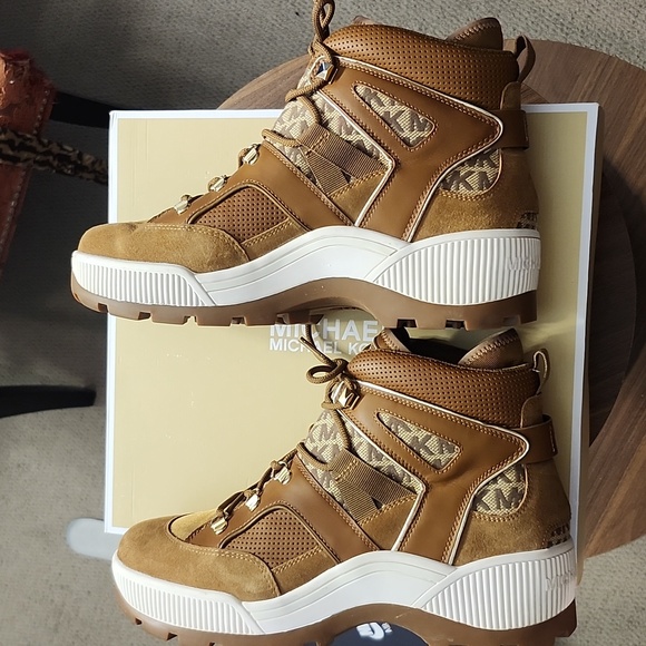 Michael Kors Brooke, Lasered Leather Bootie/Size 11 - Picture 6 of 6